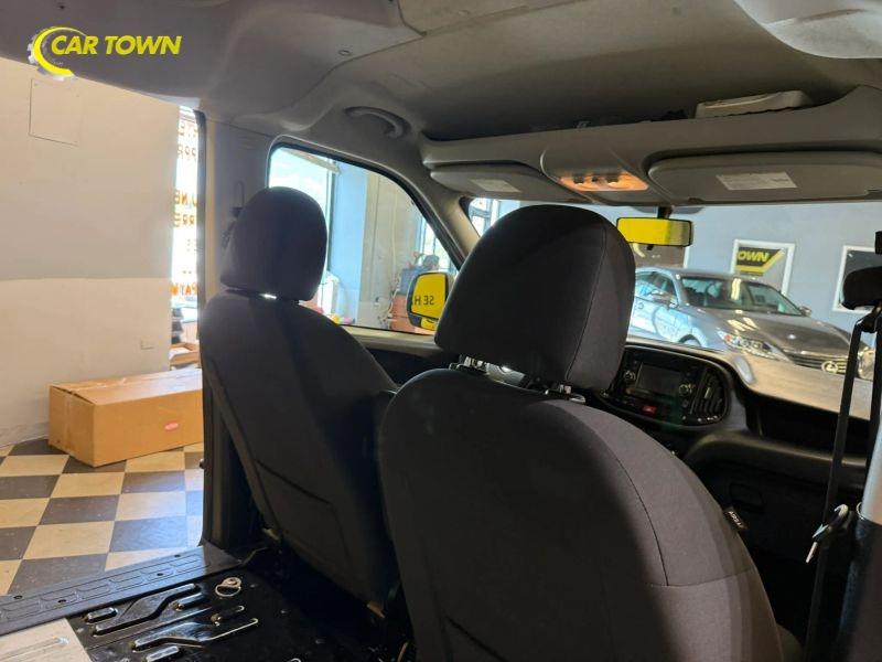 Vehicle photo 30