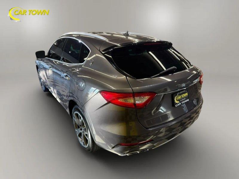 Vehicle photo 12