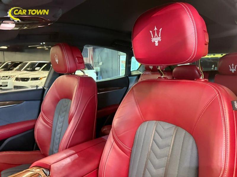Vehicle photo 17