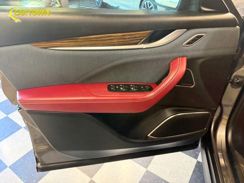 Vehicle photo 19