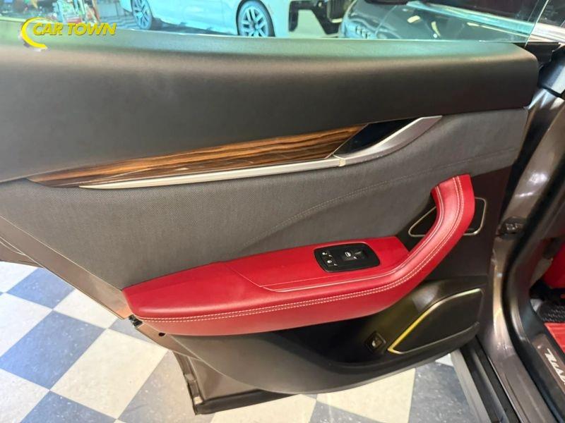 Vehicle photo 23