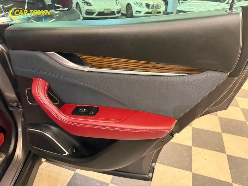 Vehicle photo 29