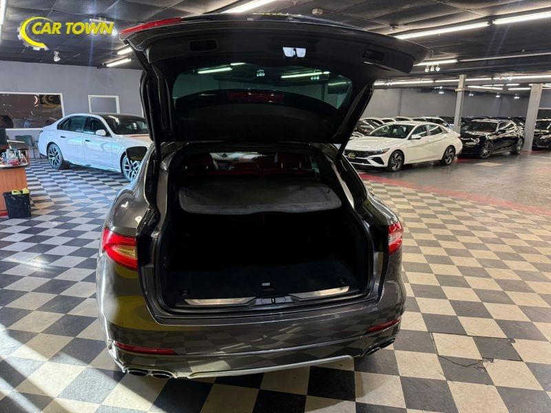 Vehicle photo 34