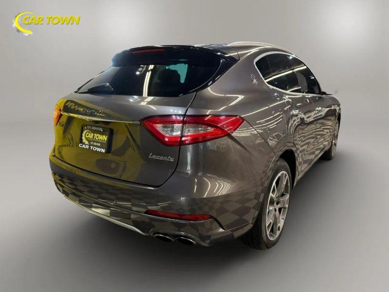 Vehicle photo 9