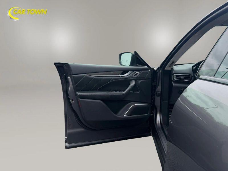 Vehicle photo 17