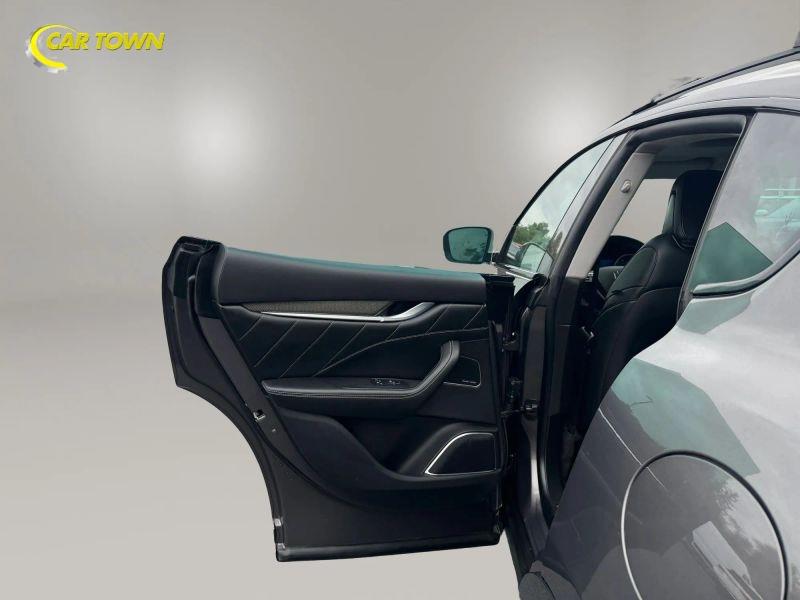 Vehicle photo 24
