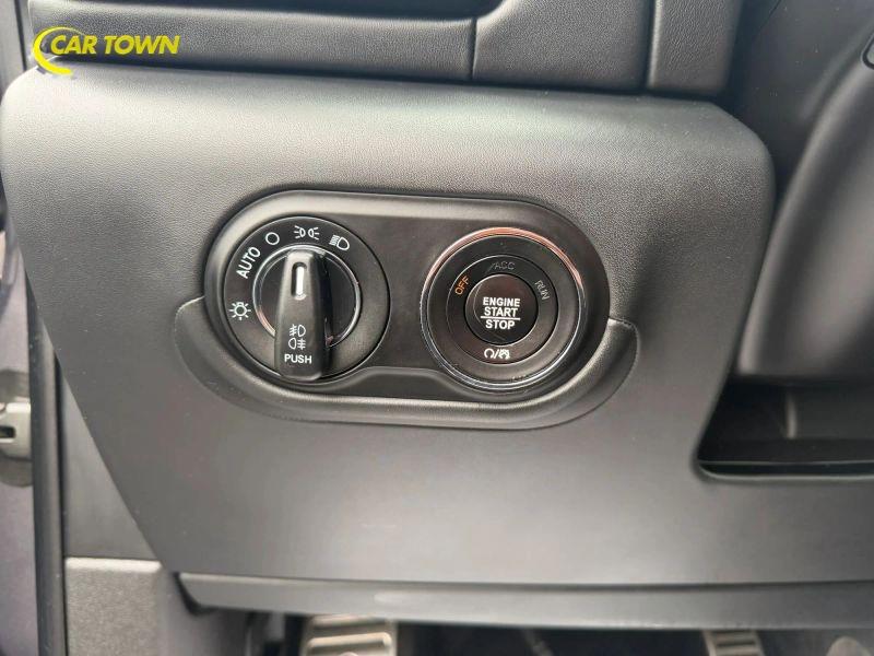 Vehicle photo 30