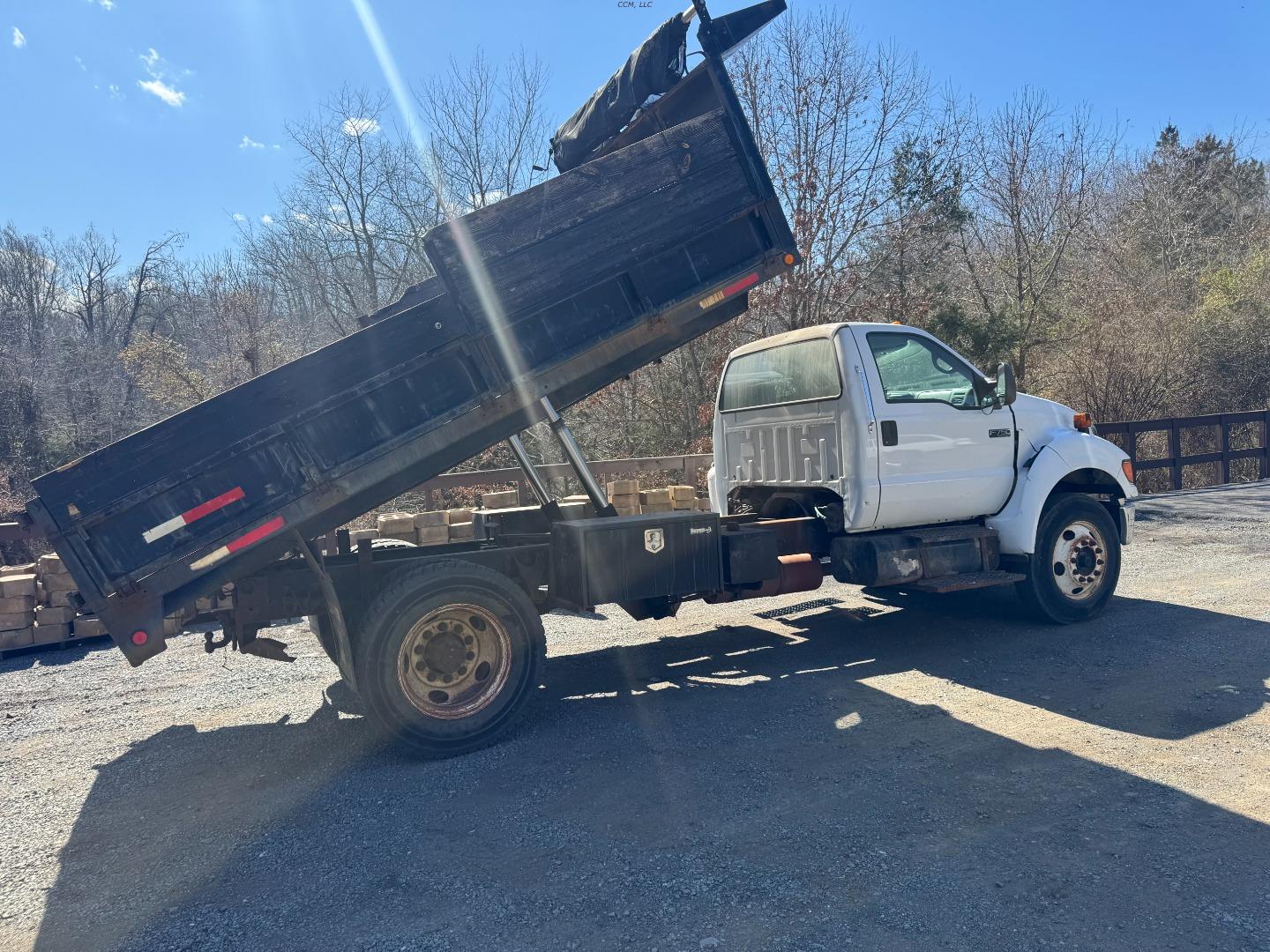 2004 Ford F-750's photo