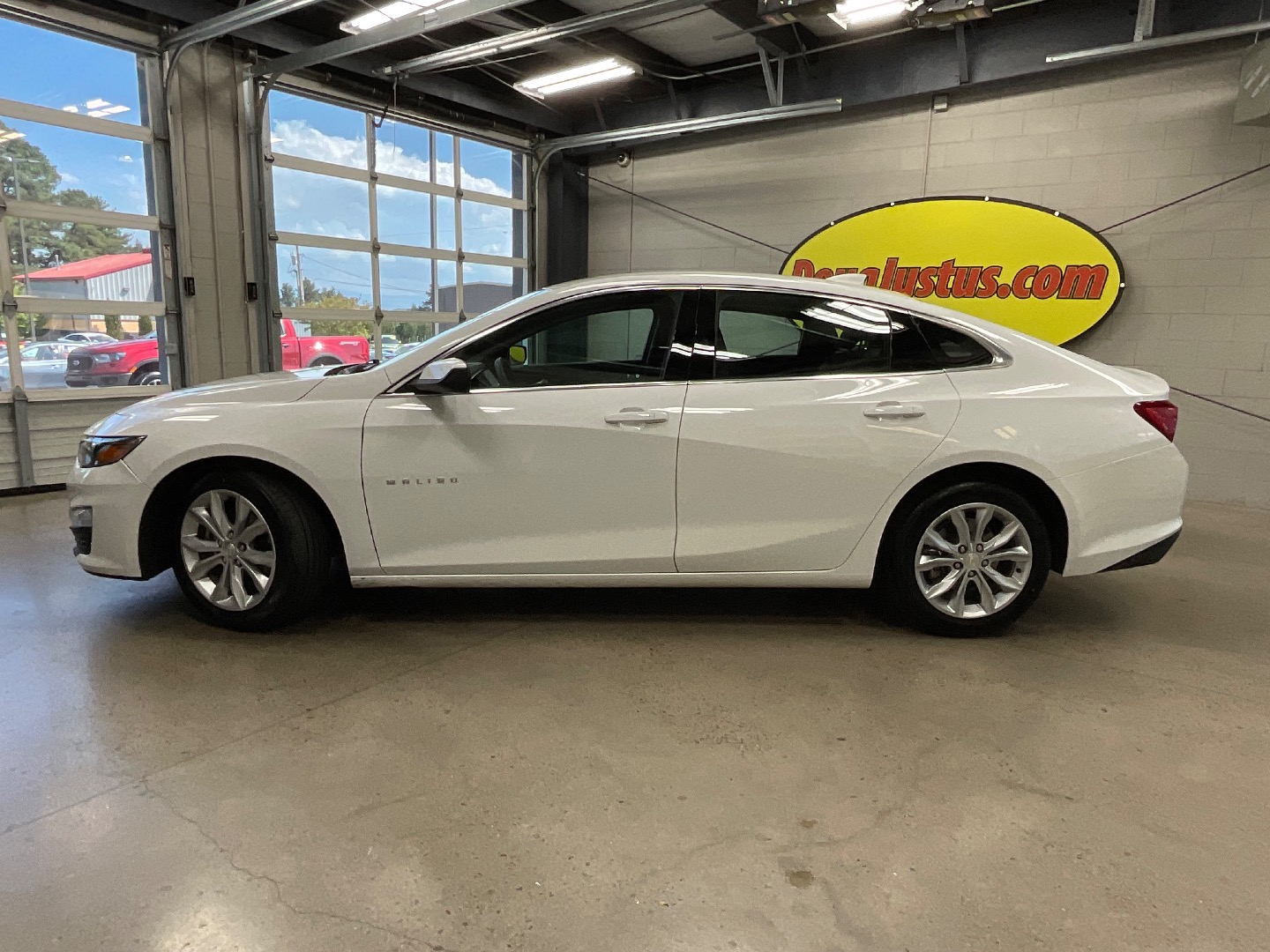2023 Chevrolet Malibu 1LT - Photo 2