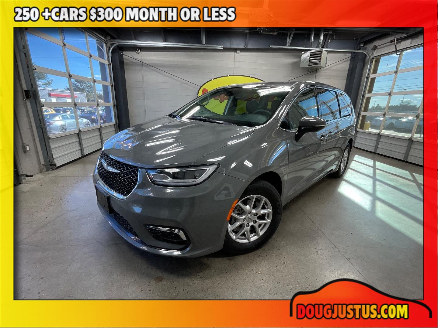 2023 Chrysler Pacifica Touring L's photo