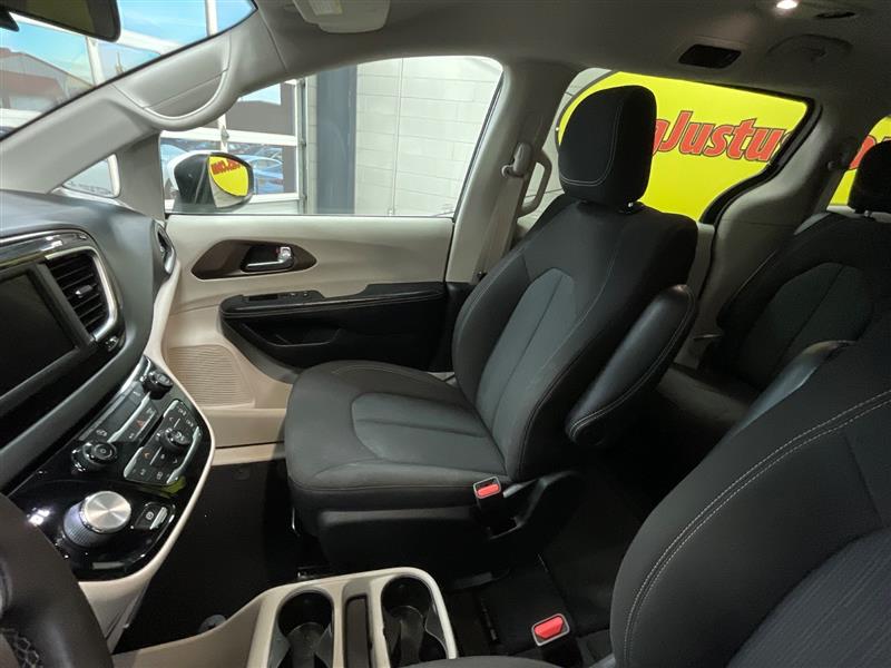 2022 CHRYSLER VOYAGER LX