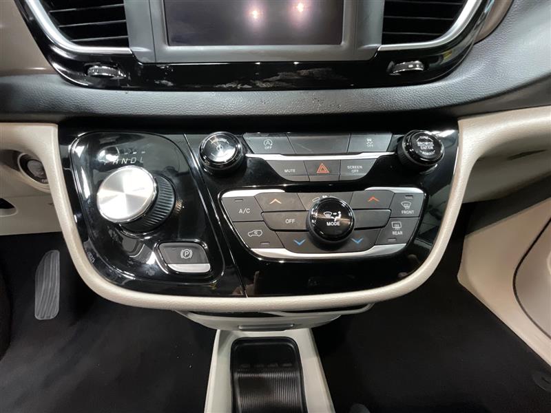 2022 CHRYSLER VOYAGER LX