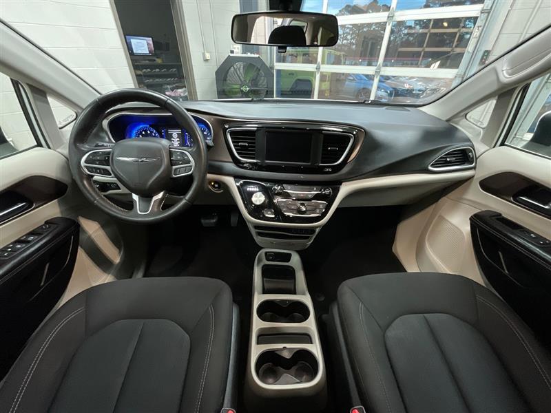 2022 CHRYSLER VOYAGER LX