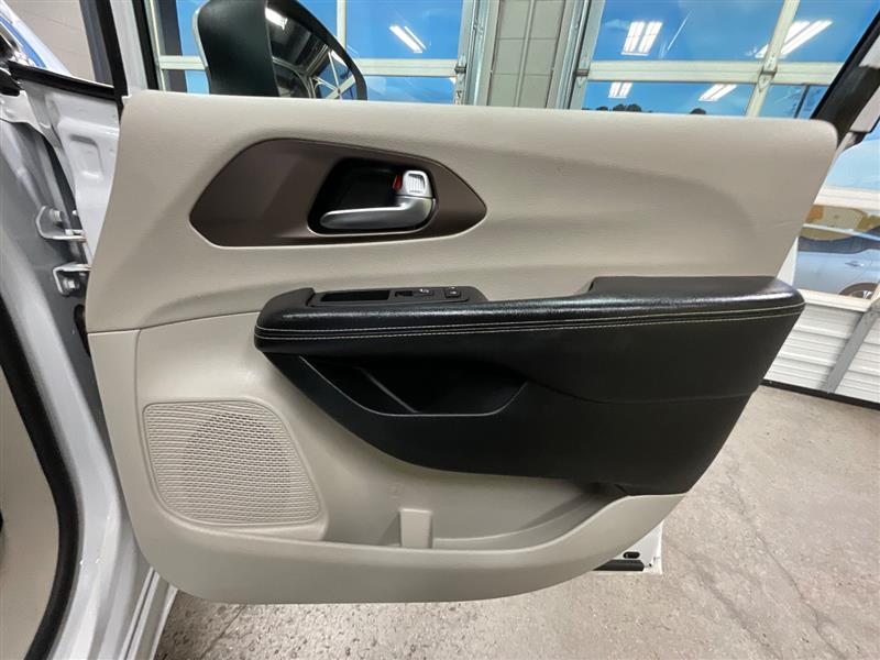 2022 CHRYSLER VOYAGER LX