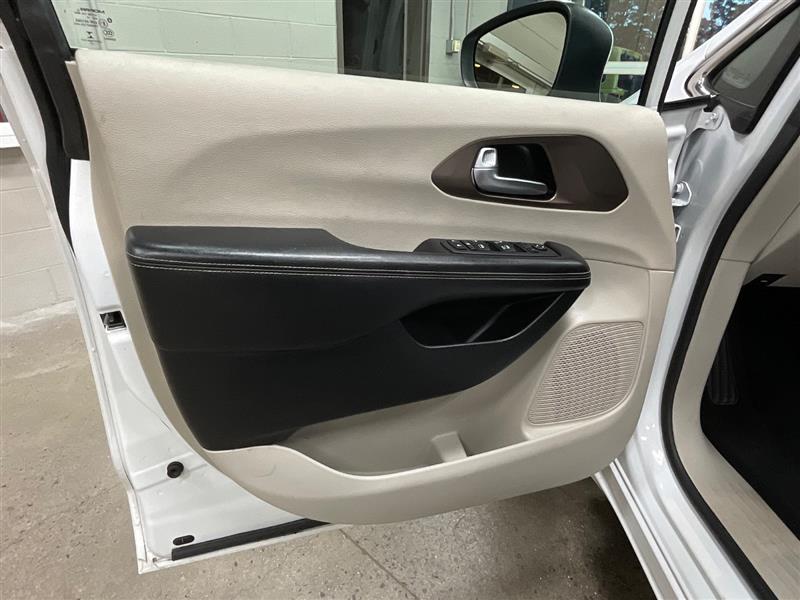 2022 CHRYSLER VOYAGER LX