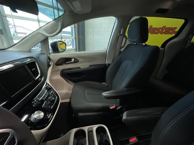 2022 CHRYSLER VOYAGER LX