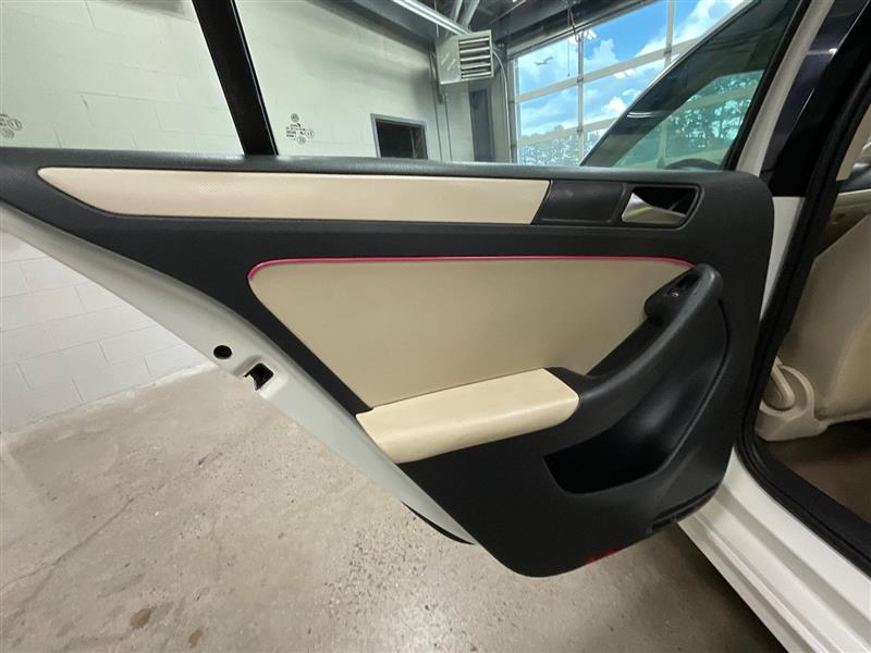 2011 VOLKSWAGEN JETTA SE