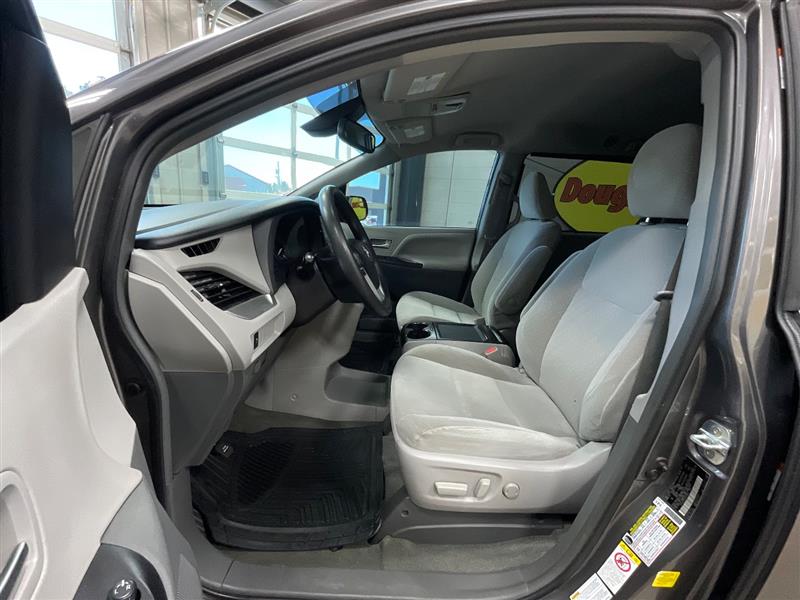 2018 TOYOTA SIENNA LE