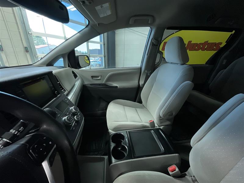 2018 TOYOTA SIENNA LE