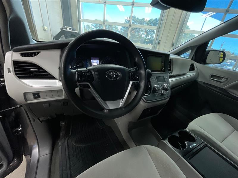 2018 TOYOTA SIENNA LE