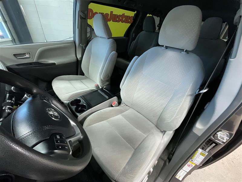 2018 TOYOTA SIENNA LE