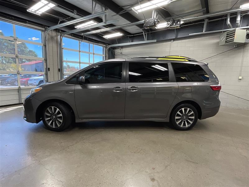 2018 TOYOTA SIENNA LE