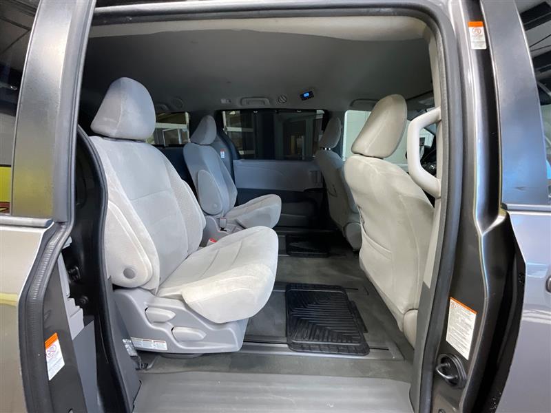 2018 TOYOTA SIENNA LE