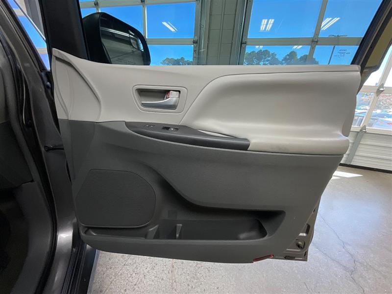 2018 TOYOTA SIENNA LE