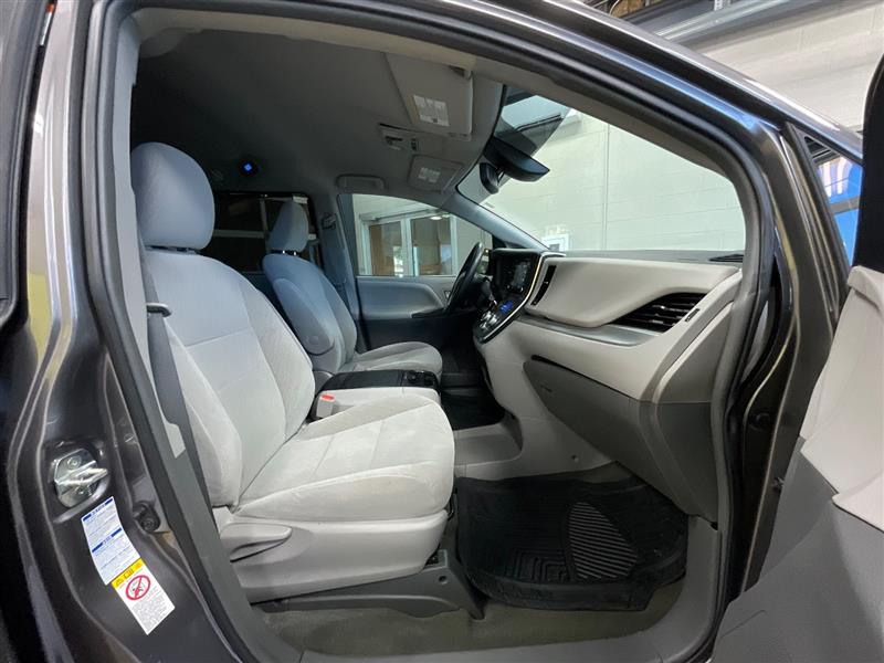 2018 TOYOTA SIENNA LE