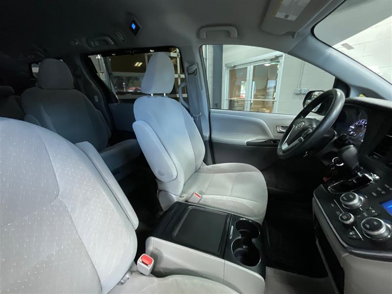 2018 TOYOTA SIENNA LE