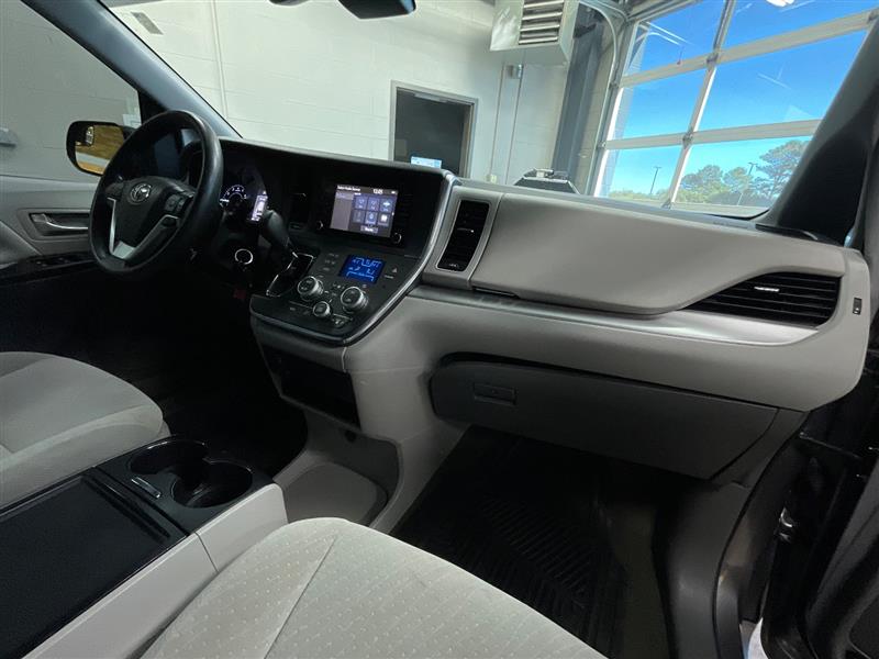 2018 TOYOTA SIENNA LE