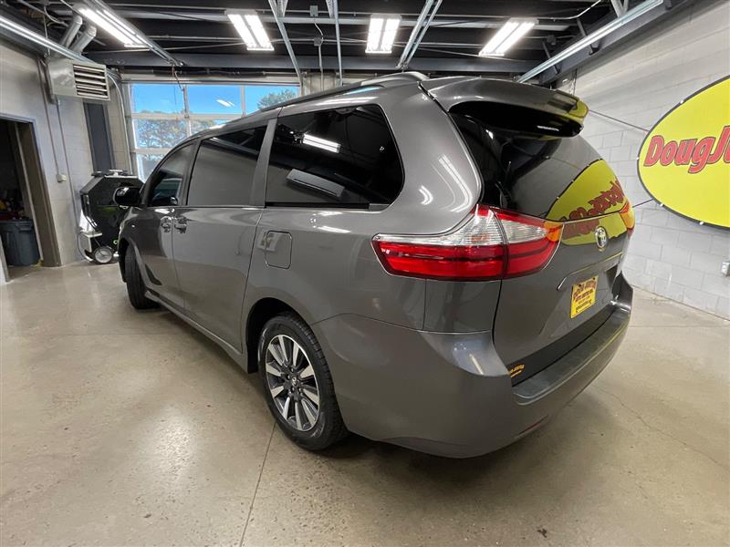 2018 TOYOTA SIENNA LE