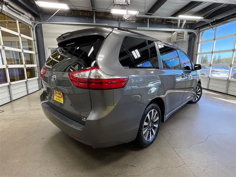 2018 TOYOTA SIENNA LE