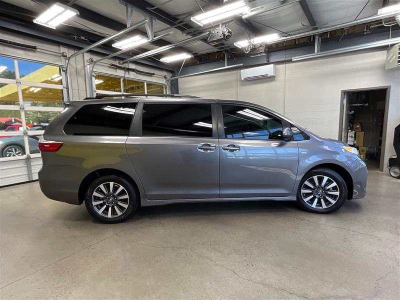 2018 TOYOTA SIENNA LE