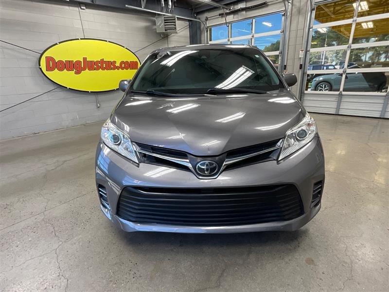 2018 TOYOTA SIENNA LE