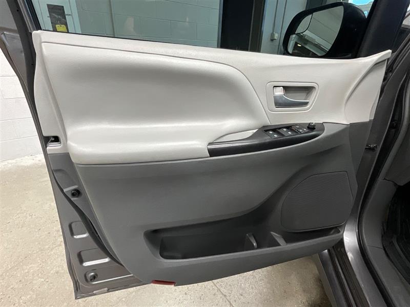 2018 TOYOTA SIENNA LE