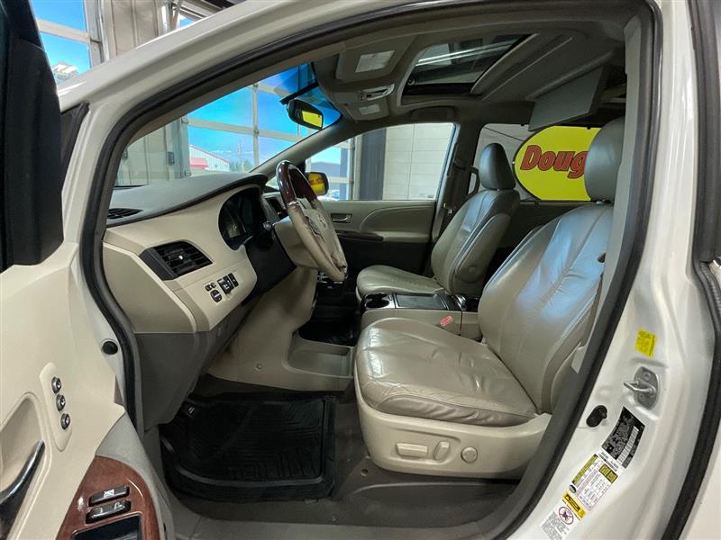 2011 TOYOTA SIENNA LIMITED