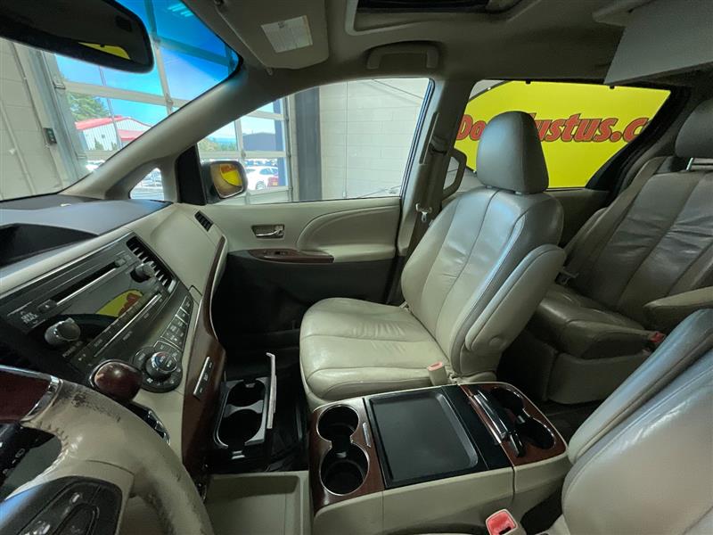 2011 TOYOTA SIENNA LIMITED