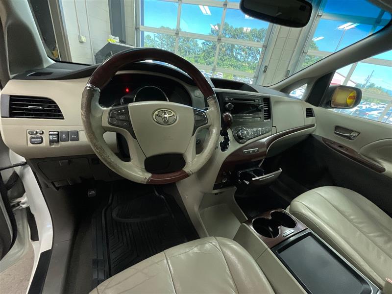 2011 TOYOTA SIENNA LIMITED