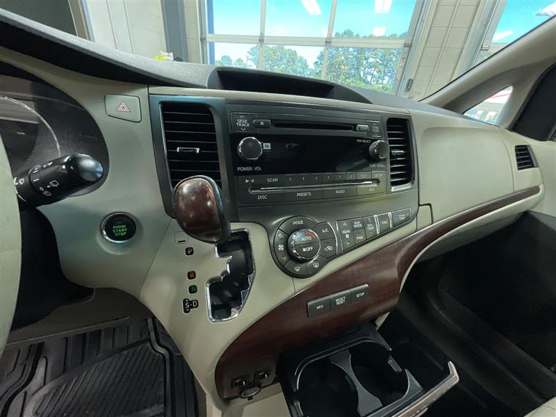 2011 TOYOTA SIENNA LIMITED
