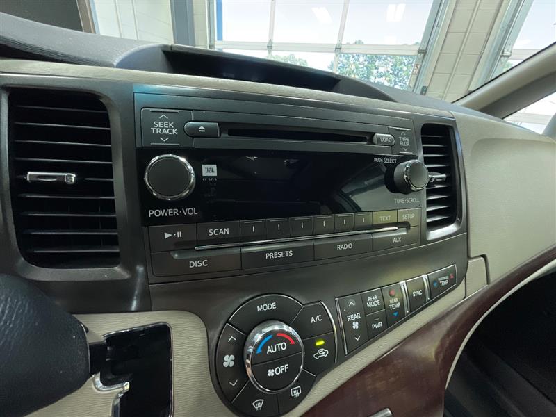2011 TOYOTA SIENNA LIMITED