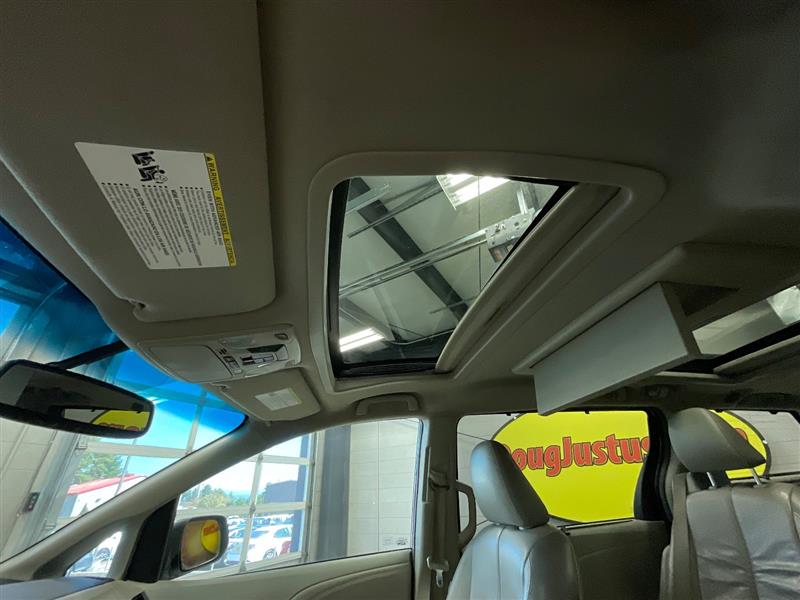 2011 TOYOTA SIENNA LIMITED
