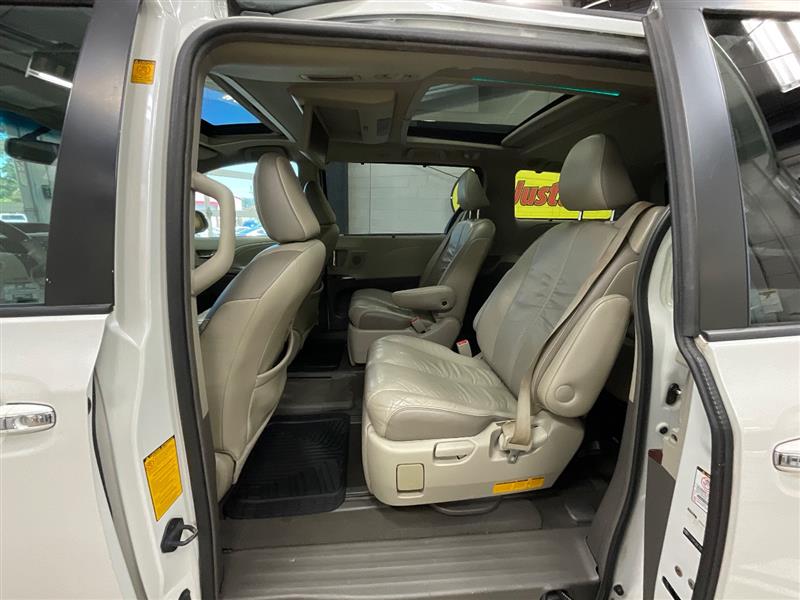 2011 TOYOTA SIENNA LIMITED