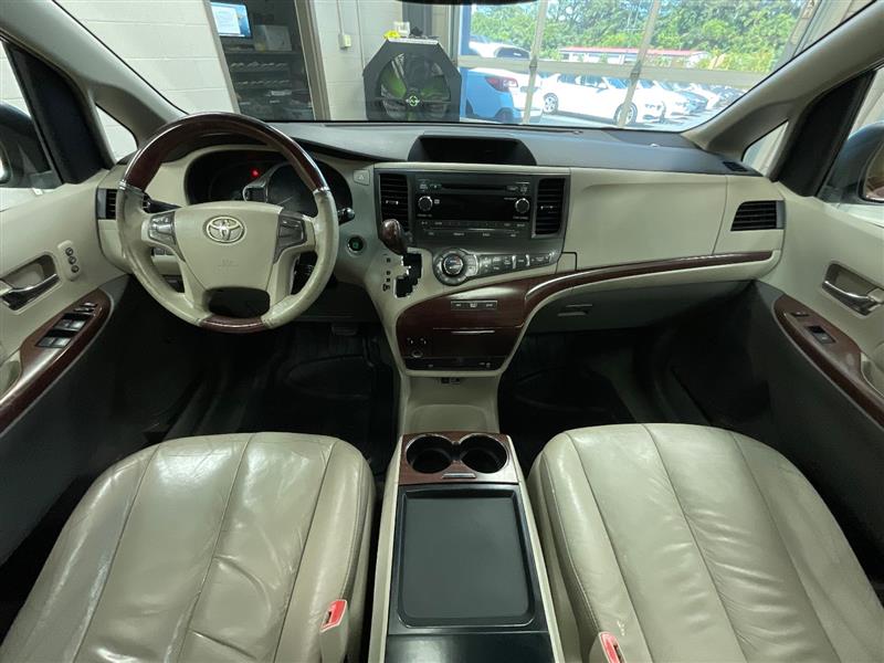2011 TOYOTA SIENNA LIMITED