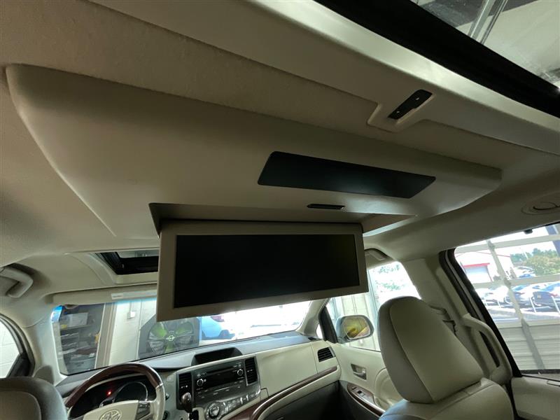 2011 TOYOTA SIENNA LIMITED