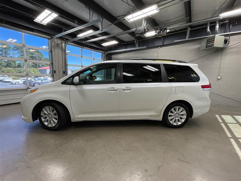 2011 TOYOTA SIENNA LIMITED