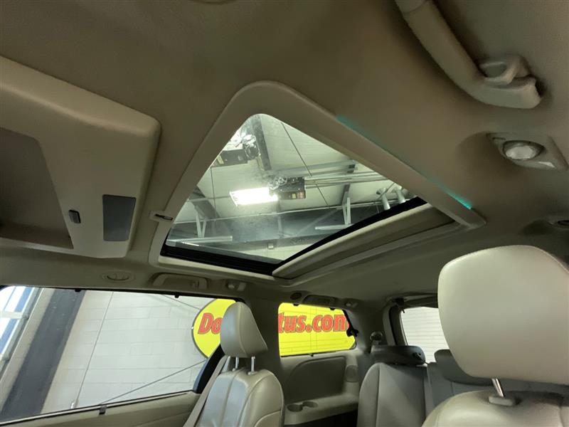 2011 TOYOTA SIENNA LIMITED