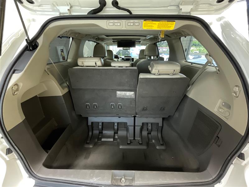 2011 TOYOTA SIENNA LIMITED
