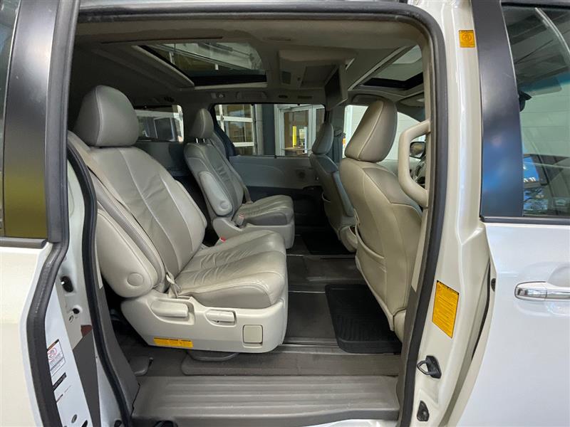 2011 TOYOTA SIENNA LIMITED