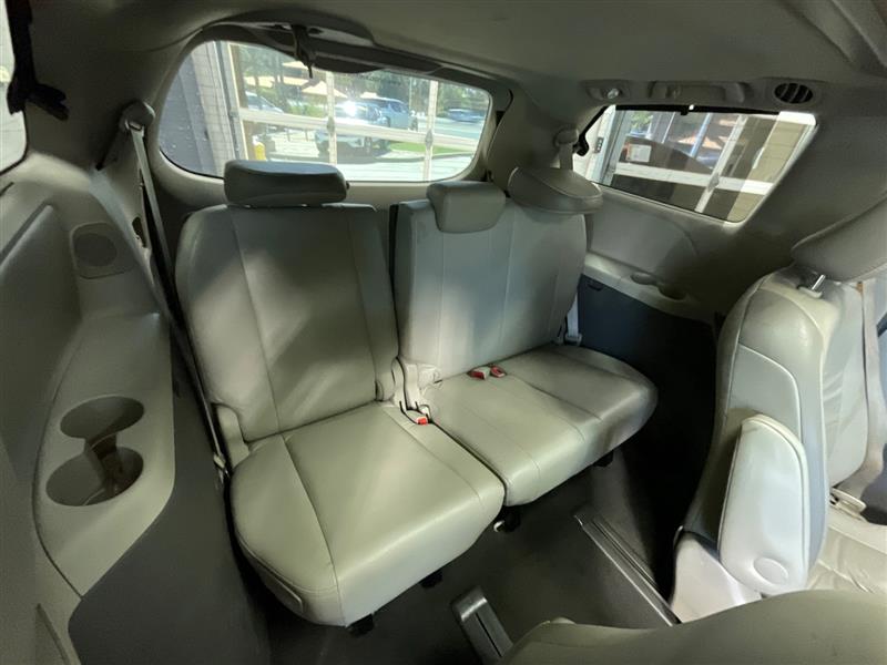 2011 TOYOTA SIENNA LIMITED